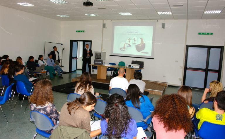 IMG_20150422_IT_SEMINAR_FORMAZIONE-UNIV.-DANNUNZIO-DI-CHIETI_HUMAN_UNIVERISTY_SYNERGY-MAT1-768x476